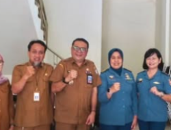 FOTO : Plt Kadis PPKB Kota Makassar Saat Menggelar Pertemuan Penting dengan Perwakilan TNI AL