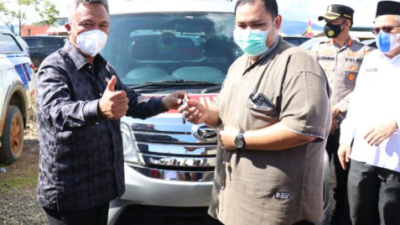 Kunker di Mahalona Raya, Bupati Luwu Timur Serahkan Ambulance dan Combine