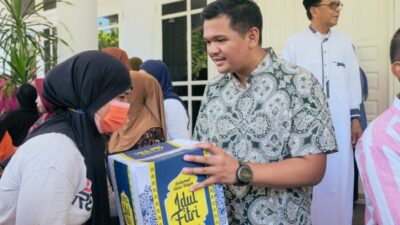 Bupati Banteng Uji Nurdin Bagikan Bingkisan Lebaran ke Penyapu Jalan dan Tukang Becak