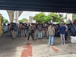 Demo Tolak Revisi TNI di Flyover Jalan Urip Sumoharjo Makassar, Lalin Macet.