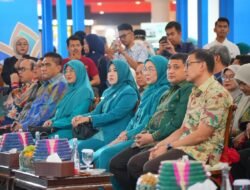 Melinda Aksa Berikan Penghargaan Adibakti kepada Tujuh Kader TP PKK Makassar